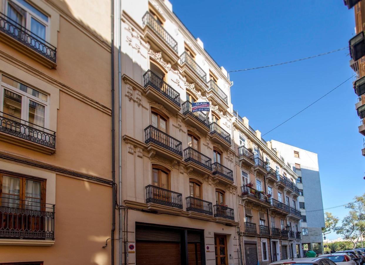 Luxurious & Alluring Home In Historic Town 瓦伦西亚 外观 照片